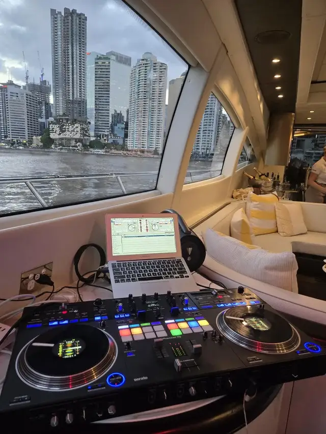 yacht vibes v0 nw5m9lwrhe6e1